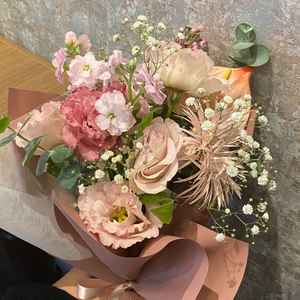 フラワーコーディネーターさんと相談しながらのブーケ作り体験をさせていただきました。