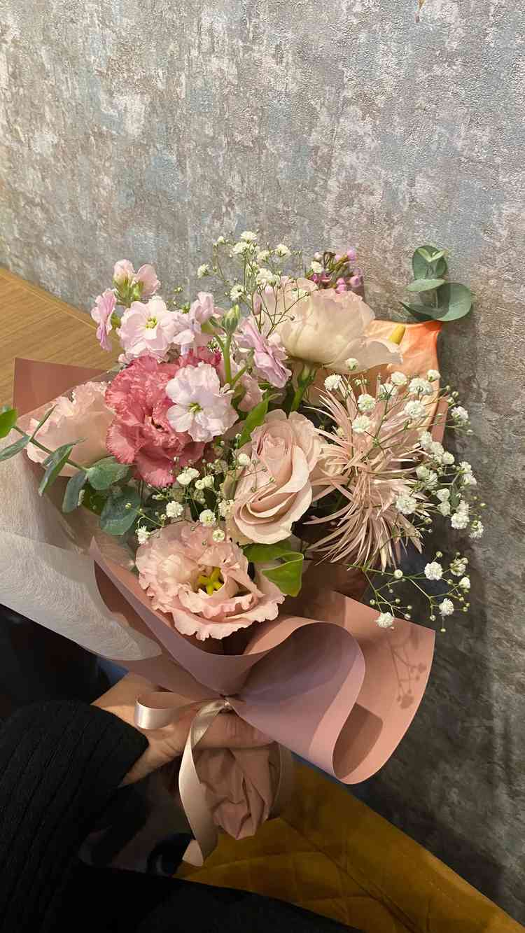 フラワーコーディネーターさんと相談しながらのブーケ作り体験をさせていただきました。