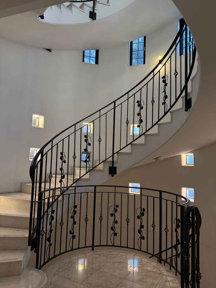 バンケットに続く階段。フォトスポット。神学校の図書館が併設している関係で細部の装飾が見事。