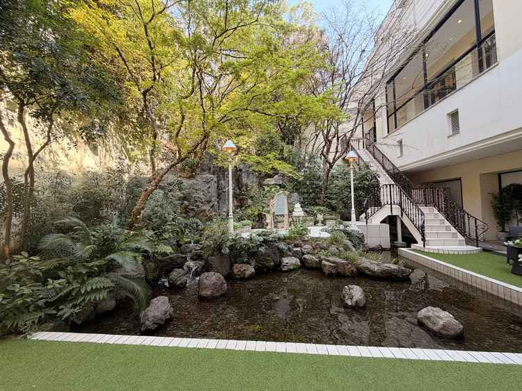 滝のある中庭