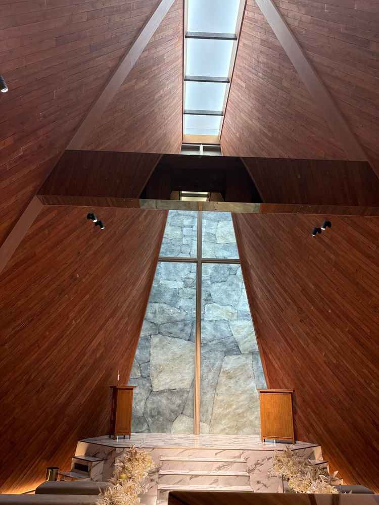 9月に変わってしまうチャペルです　写真ではわかりづらいですが水が流れていて幻想的でした