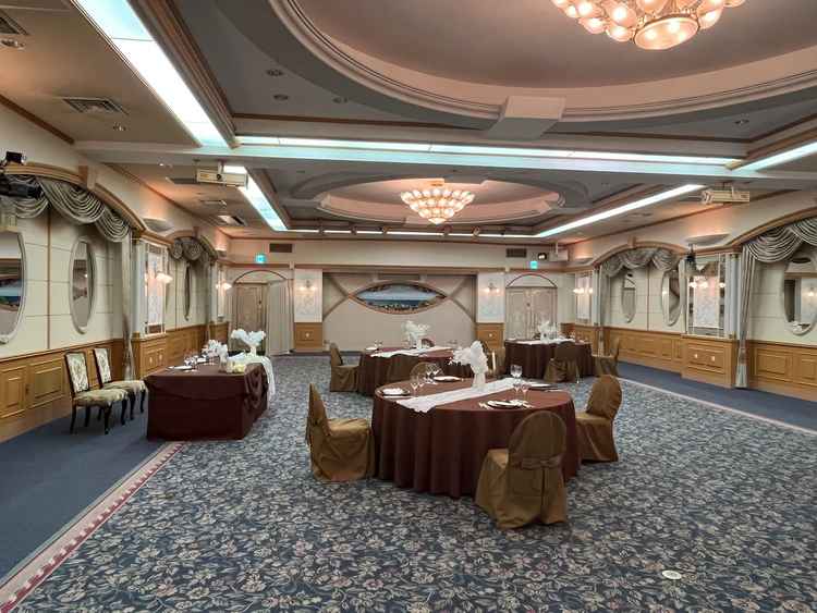 披露宴会場。少人数用の披露宴会場でスペースがほどよい空間で少ない人数だとちょうどいいと思いました。