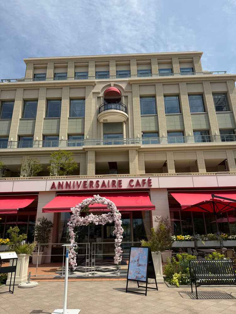 外から見たフォレストメゾンの建物です。1階はカフェで、式をあげた後もそこで写真を振り返れます。