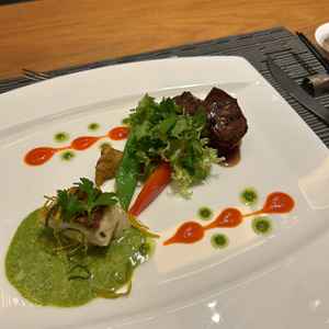 コースの試食(メイン)です。和洋折衷で品数豊富且つ全てのご飯が美味しそうでした！