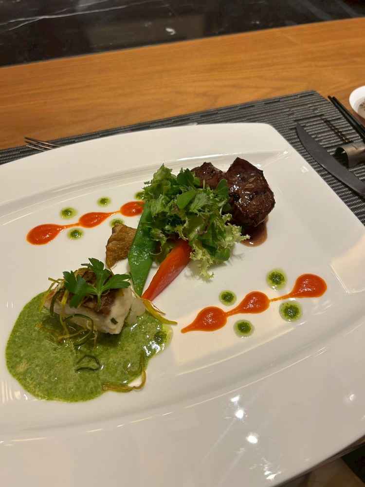 コースの試食(メイン)です。和洋折衷で品数豊富且つ全てのご飯が美味しそうでした！