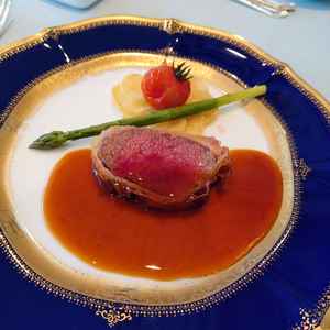 メインのパイ包み、目の前で切る演出も良かったです。