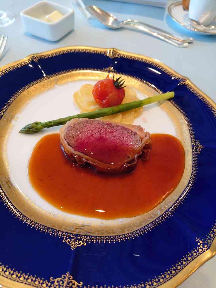 メインのパイ包み、目の前で切る演出も良かったです。