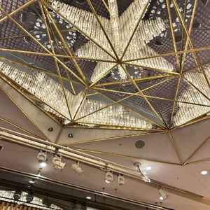 源という式会場にあるシャンデリアが印象的