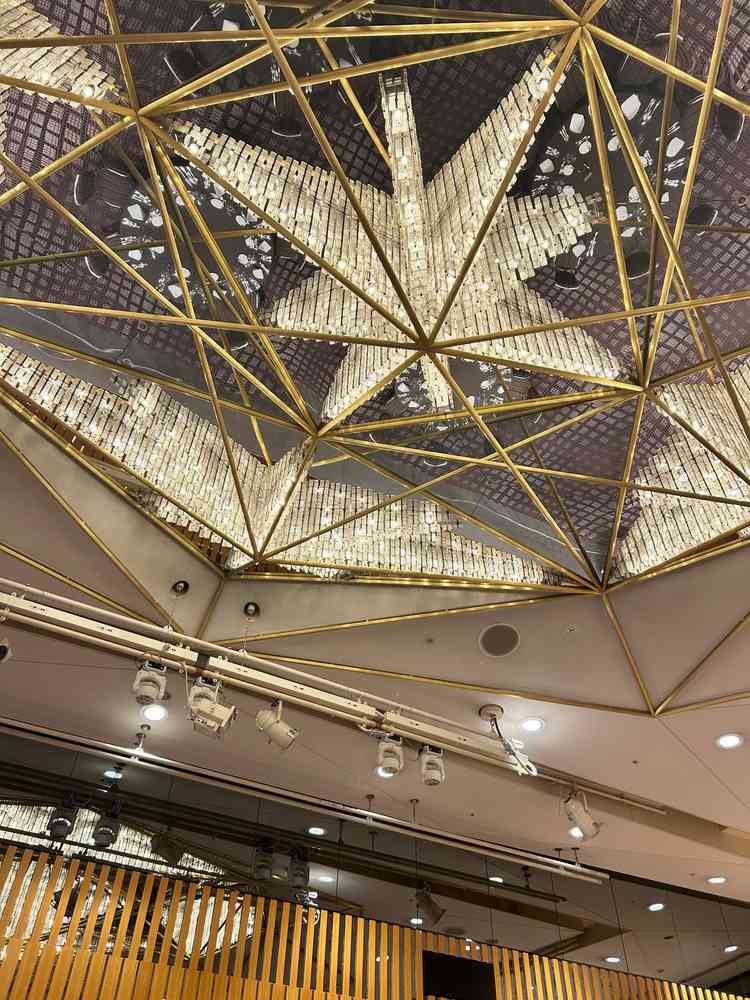 源という式会場にあるシャンデリアが印象的