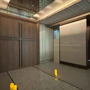 チャペルのドアの外で、家族へのサンクスムービーを流せるスクリーンの場所。