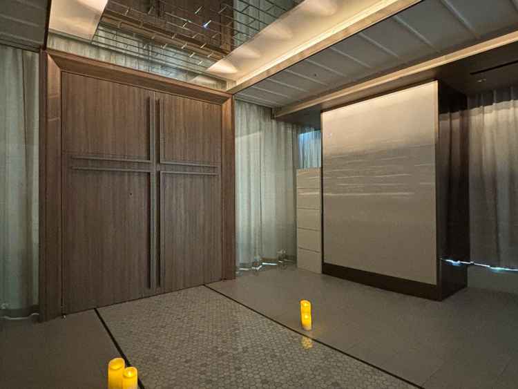 チャペルのドアの外で、家族へのサンクスムービーを流せるスクリーンの場所。