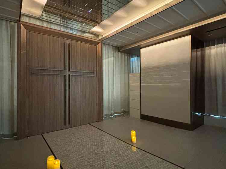 チャペルのドアの外で、家族へのサンクスムービーを流せるスクリーンの場所。