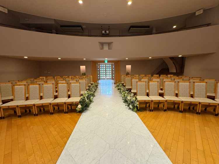 挙式会場です。横に長い式場は珍しくバージンロードが短くて素敵だと思いました。