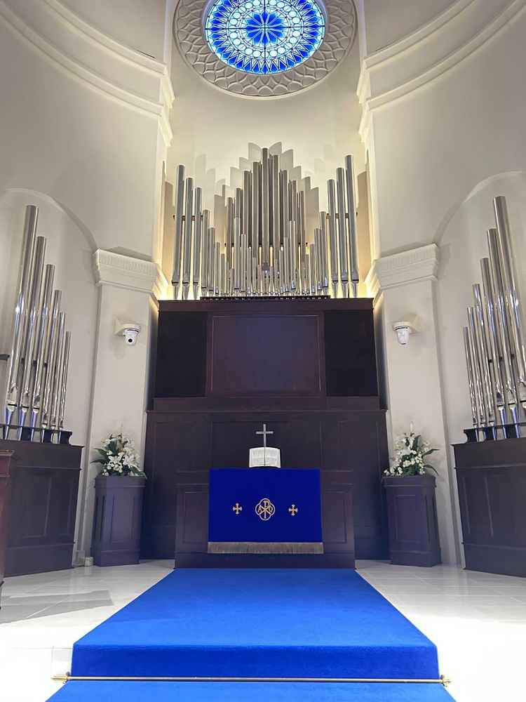 チャペル。天井が高く青色のバージンロードが綺麗でした。