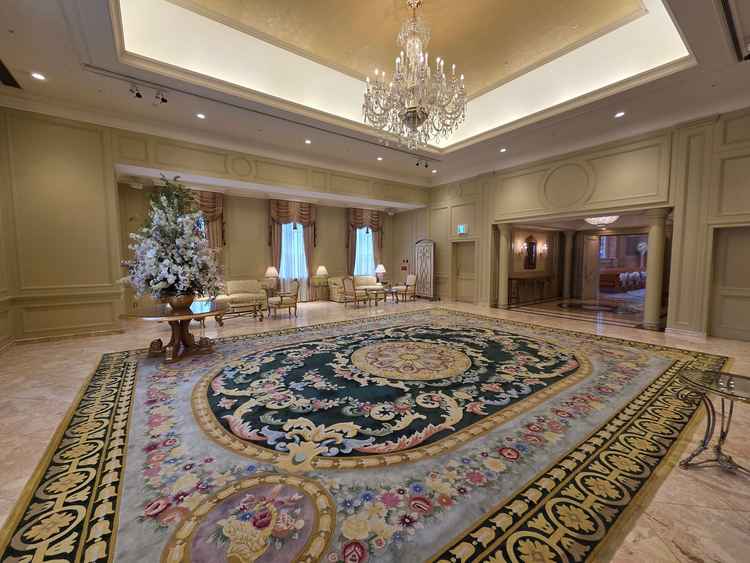 チャペルの前の部屋。前室だけでも広くて豪華