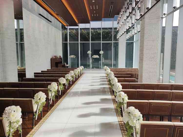 2つ目に紹介いただいたチャペルの写真。天気が良いと外も明るくて開放感がありそう。