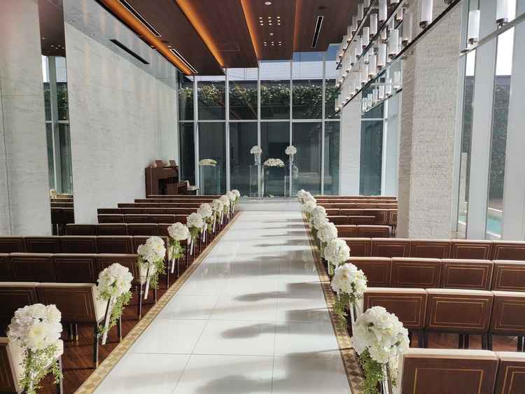 2つ目に紹介いただいたチャペルの写真。天気が良いと外も明るくて開放感がありそう。