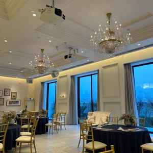 披露宴会場一つ目は神聖な空気感もありつつ、クロスなどでオシャな空間になっていました。