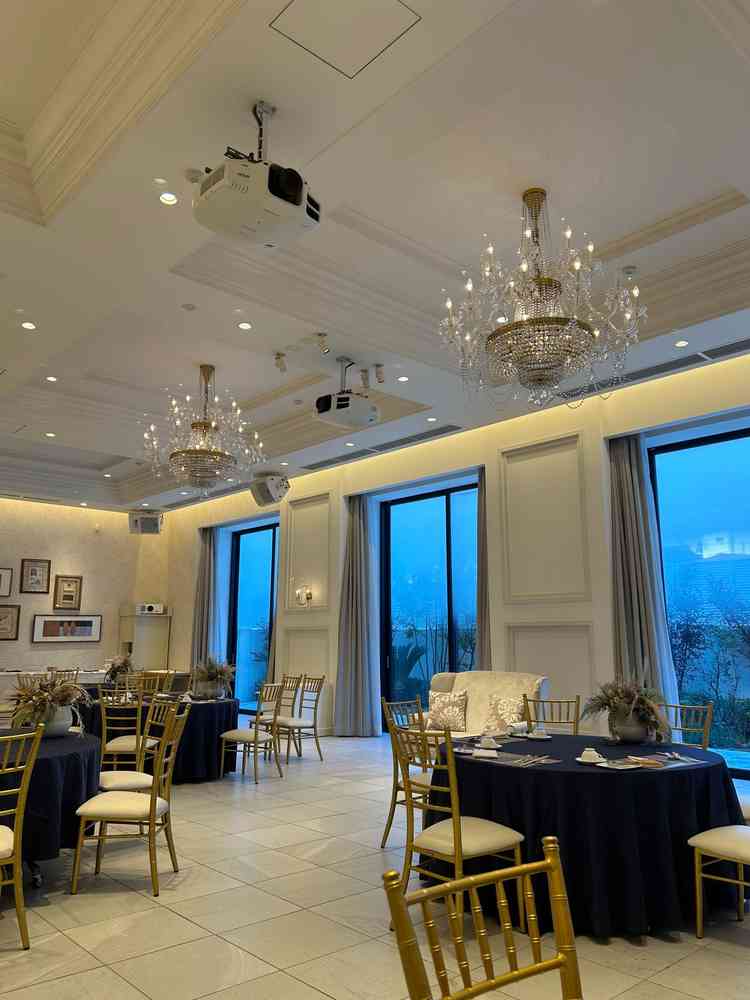 披露宴会場一つ目は神聖な空気感もありつつ、クロスなどでオシャな空間になっていました。