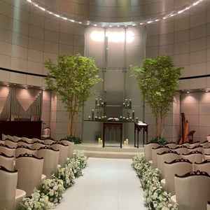 チャペルの全景。椅子に角度があり後席からも挙式が見やすい。天井高もありながら、重厚感・高級感がある。