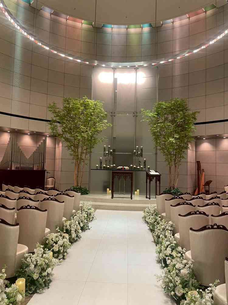 チャペルの全景。椅子に角度があり後席からも挙式が見やすい。天井高もありながら、重厚感・高級感がある。