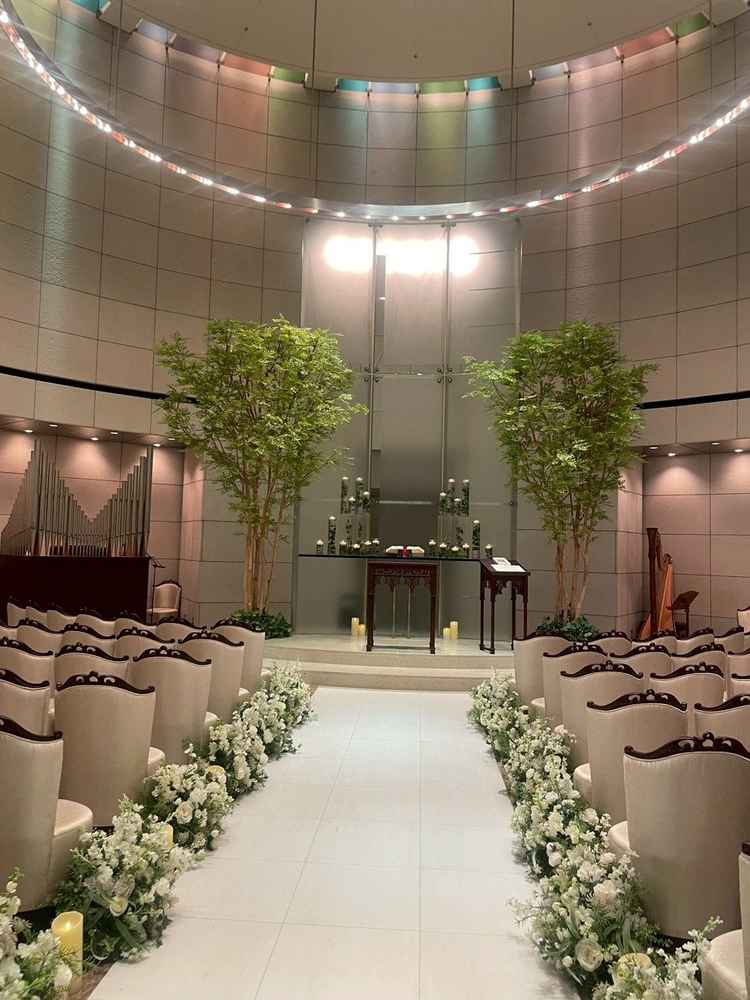 チャペルの全景。椅子に角度があり後席からも挙式が見やすい。天井高もありながら、重厚感・高級感がある。