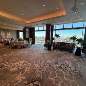 披露宴会場の写真。本番はもう少しテーブルが内側になるようです。