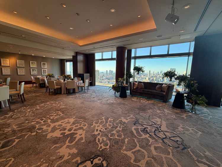 披露宴会場の写真。本番はもう少しテーブルが内側になるようです。