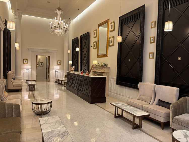 ゲストの方が受付するカウンター。シャンデリアやソファがおしゃれな空間。