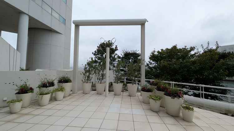 挙式会場から出てすぐのガーデンからの景色。ここでフラワーシャワーなどを行うことができる。