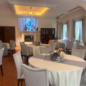 温かみのある色合いのパーティ会場で新郎新婦の主役感も強くなく、過ごしやすそうと感じました。