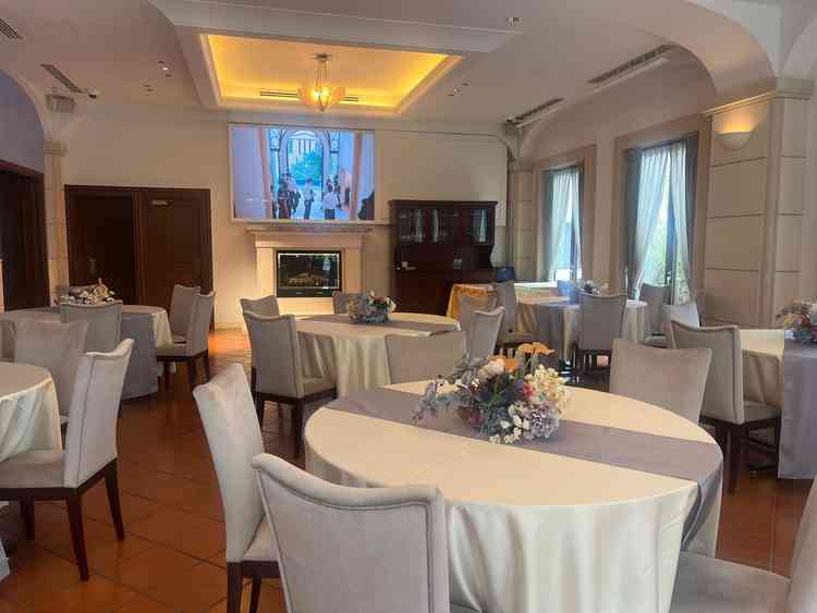 温かみのある色合いのパーティ会場で新郎新婦の主役感も強くなく、過ごしやすそうと感じました。