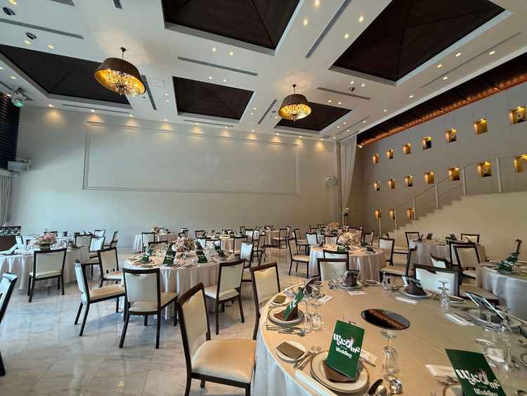 1Fの披露宴会場です。天井が高く、階段がありました。