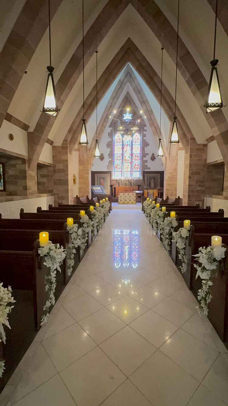 大理石に反転してうつるスタンドグラスがとても綺麗だった。