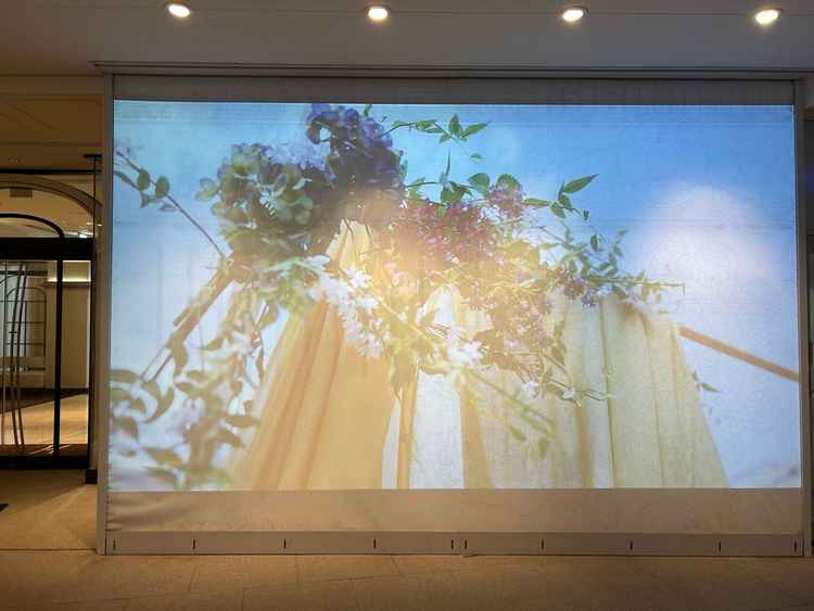 会場へのエントランスです。モニターがあり、映像が流せるという珍しい設計です。