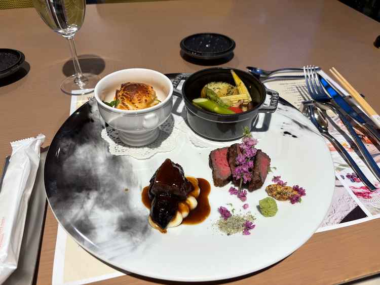 鶏肉をビールで煮込んだスペシャリテはホロホロの食感で美味しかった。