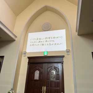 挙式チャペルです。ムービーを流してゲストに楽しんでもらったり家族と有意義に過ごす演出が可能です。