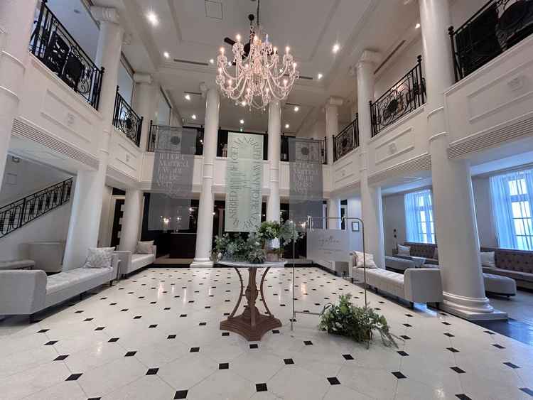 ロビー。ゲストが挙式まで過ごす待合室。