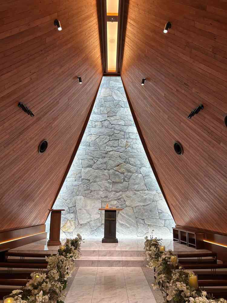 暖かい雰囲気のチャペル