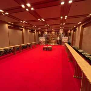 神前式の会場。赤い床が印象的な空間でした。