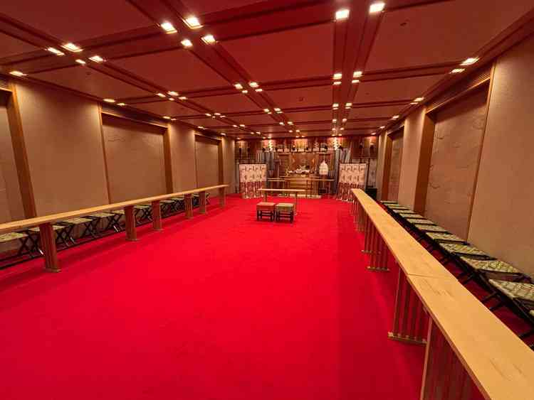 神前式の会場。赤い床が印象的な空間でした。