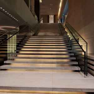 ここでフラワーシャワーも可能な階段。