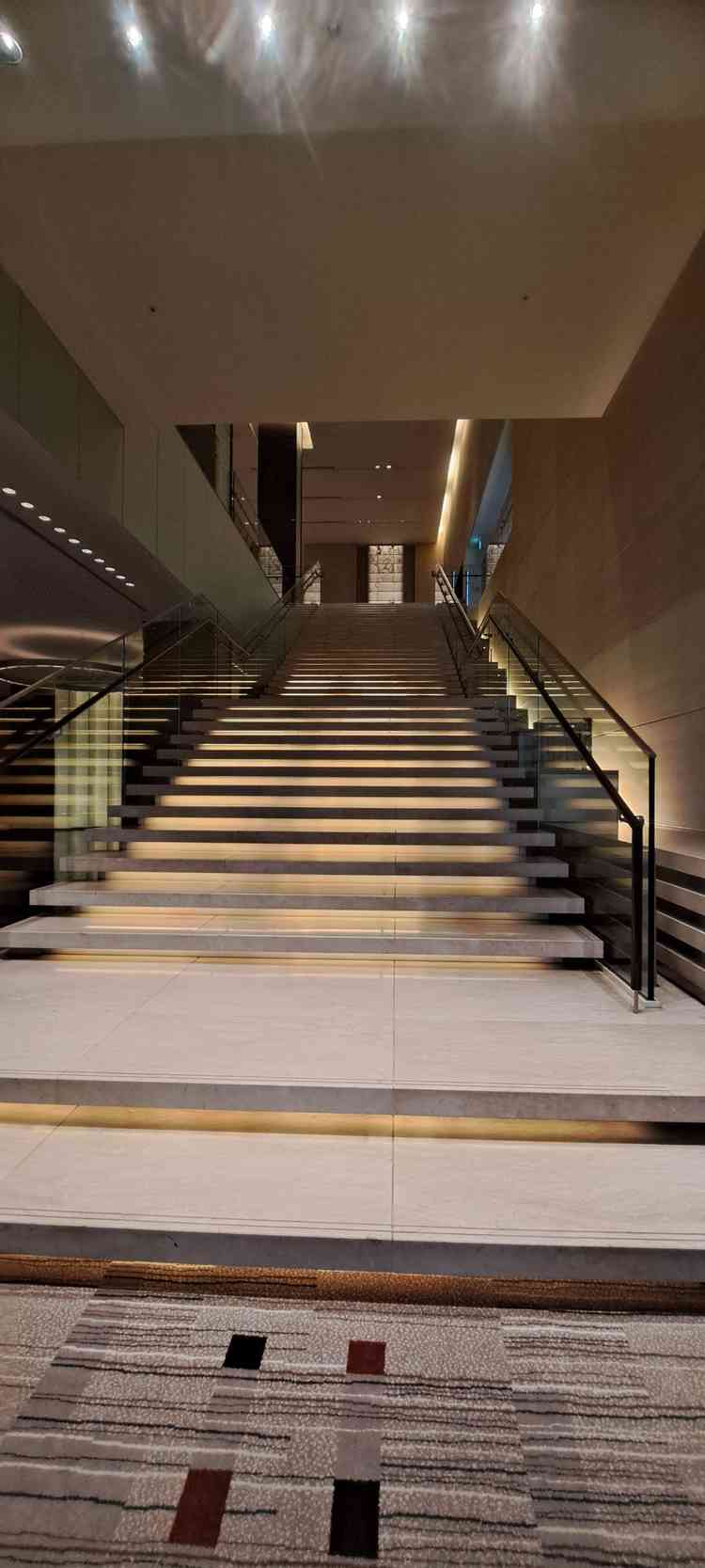 ここでフラワーシャワーも可能な階段。