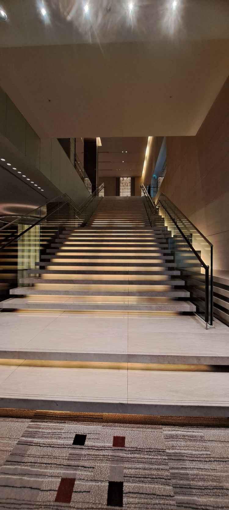 ここでフラワーシャワーも可能な階段。