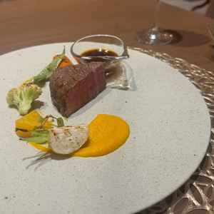 メイン料理。彩りも美しく、味もとても上品でした。組み合わせも繊細で、ゲストにも喜ばれそうでした。