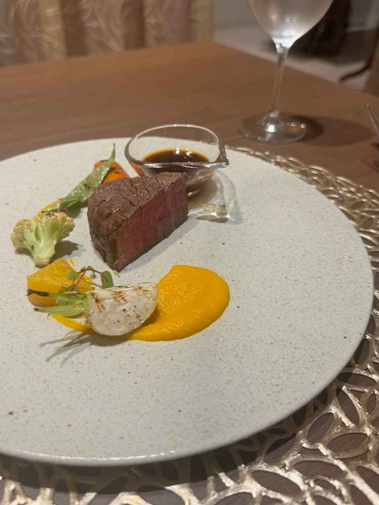 メイン料理。彩りも美しく、味もとても上品でした。組み合わせも繊細で、ゲストにも喜ばれそうでした。