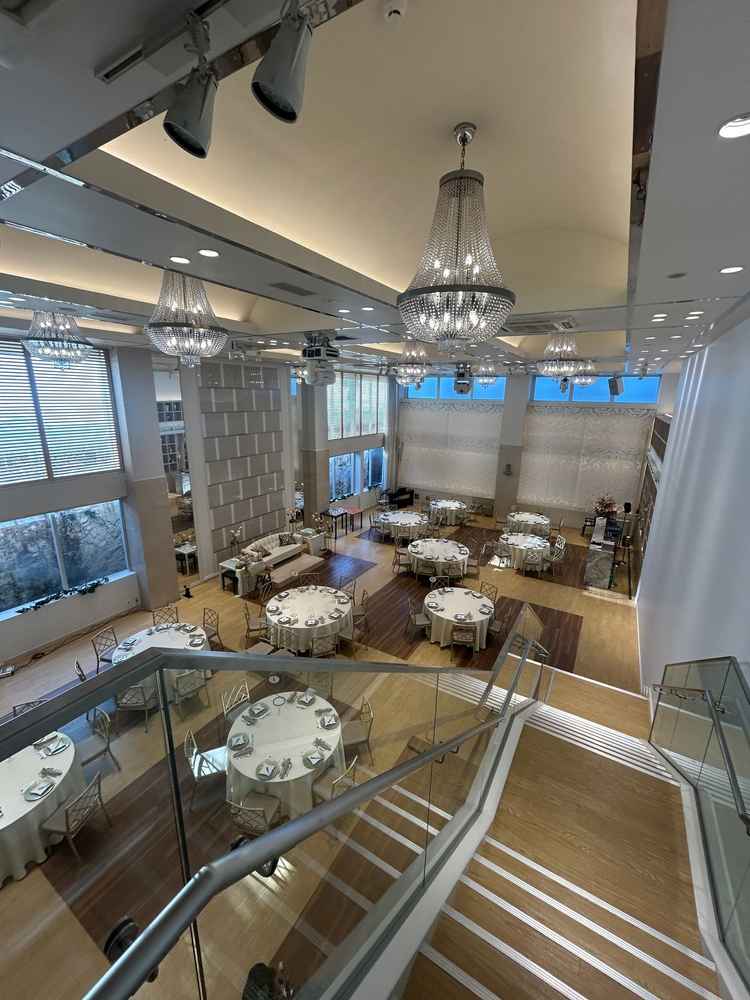 披露宴会場は天井が高く、開放的。入り口が1階と2階の2箇所あり、入場方法を選べる。