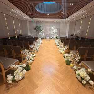 チャペルは正方形のイメージで作られており、参列者からの距離が近い。また椅子が8cm広く着物でも快適。