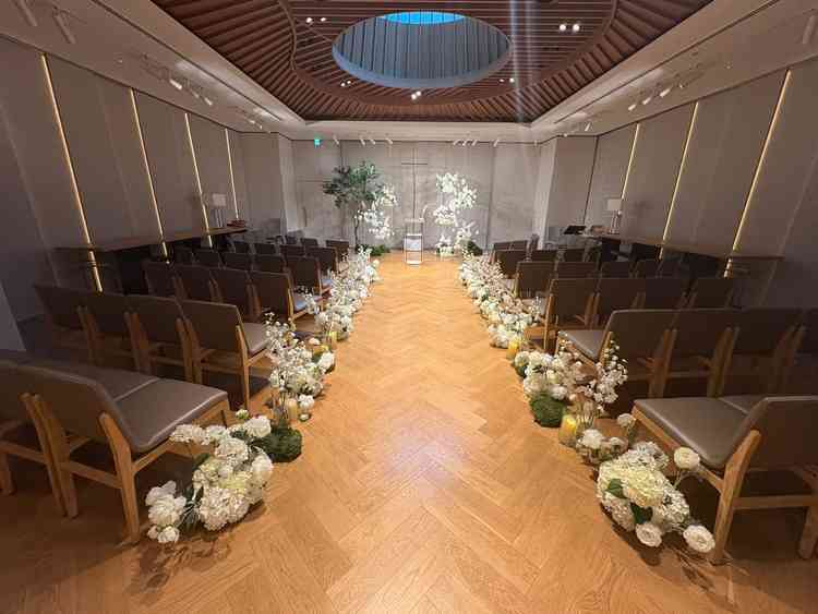 チャペルは正方形のイメージで作られており、参列者からの距離が近い。また椅子が8cm広く着物でも快適。