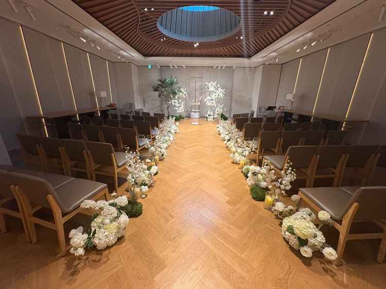 チャペルは正方形のイメージで作られており、参列者からの距離が近い。また椅子が8cm広く着物でも快適。